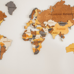 Comment fixer une carte du monde en bois personalisée au mur ?