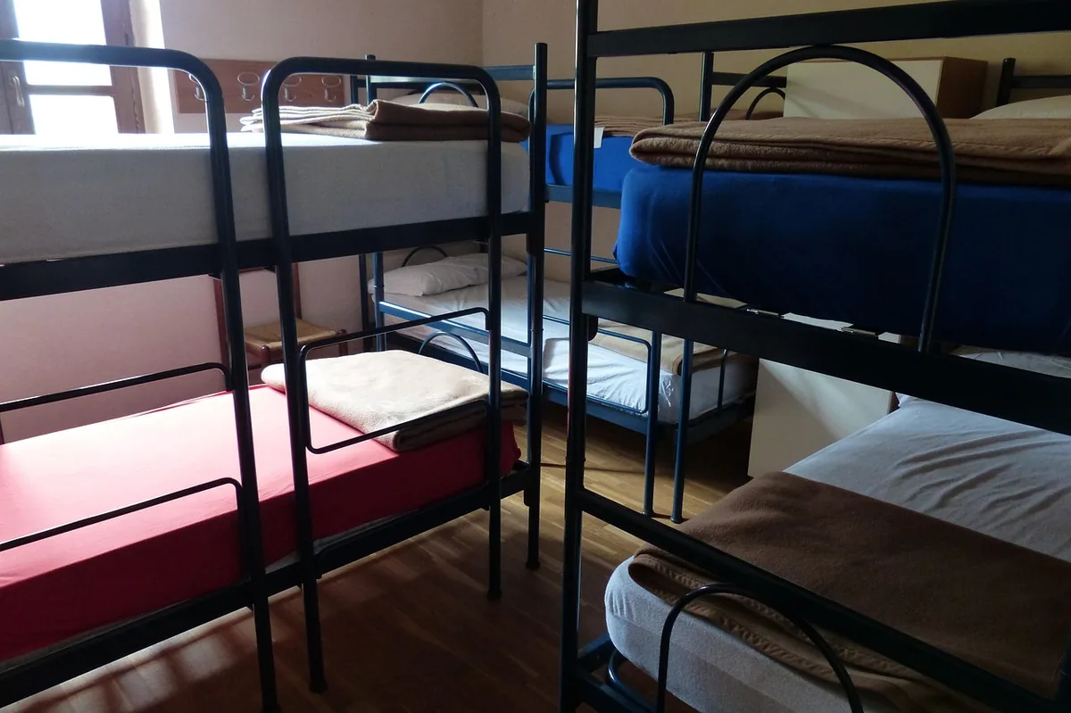 Dortoir d'auberge de jeunesse avec lits superposés en métal