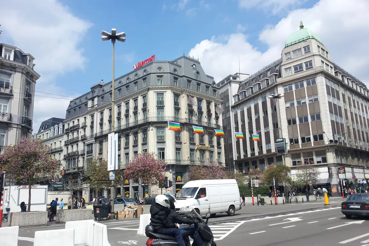 Boulevard Anspach, grande artère du centre-ville de Bruxelles, avec ses immeubles et ses passants