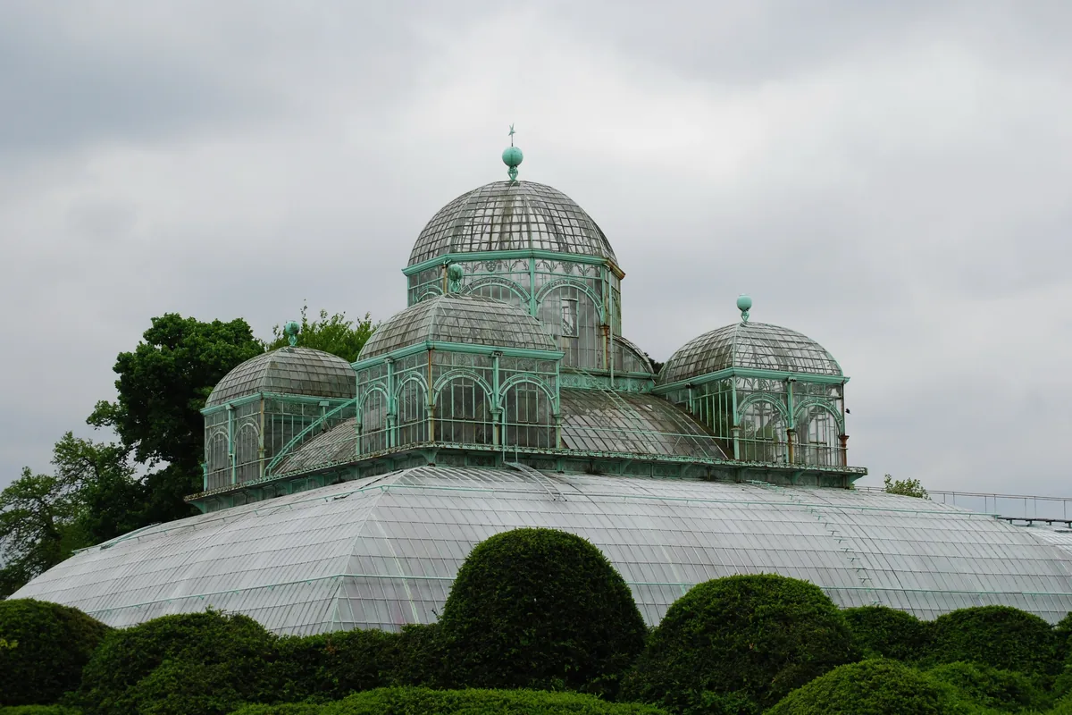 Coupoles en verre des serres royales de Laeken à Bruxelles