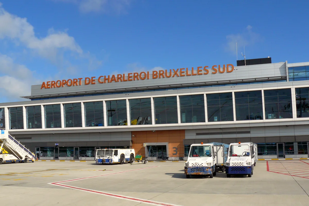 Terminal de l'aéroport de Charleroi Bruxelles-Sud, vu depuis le tarmac