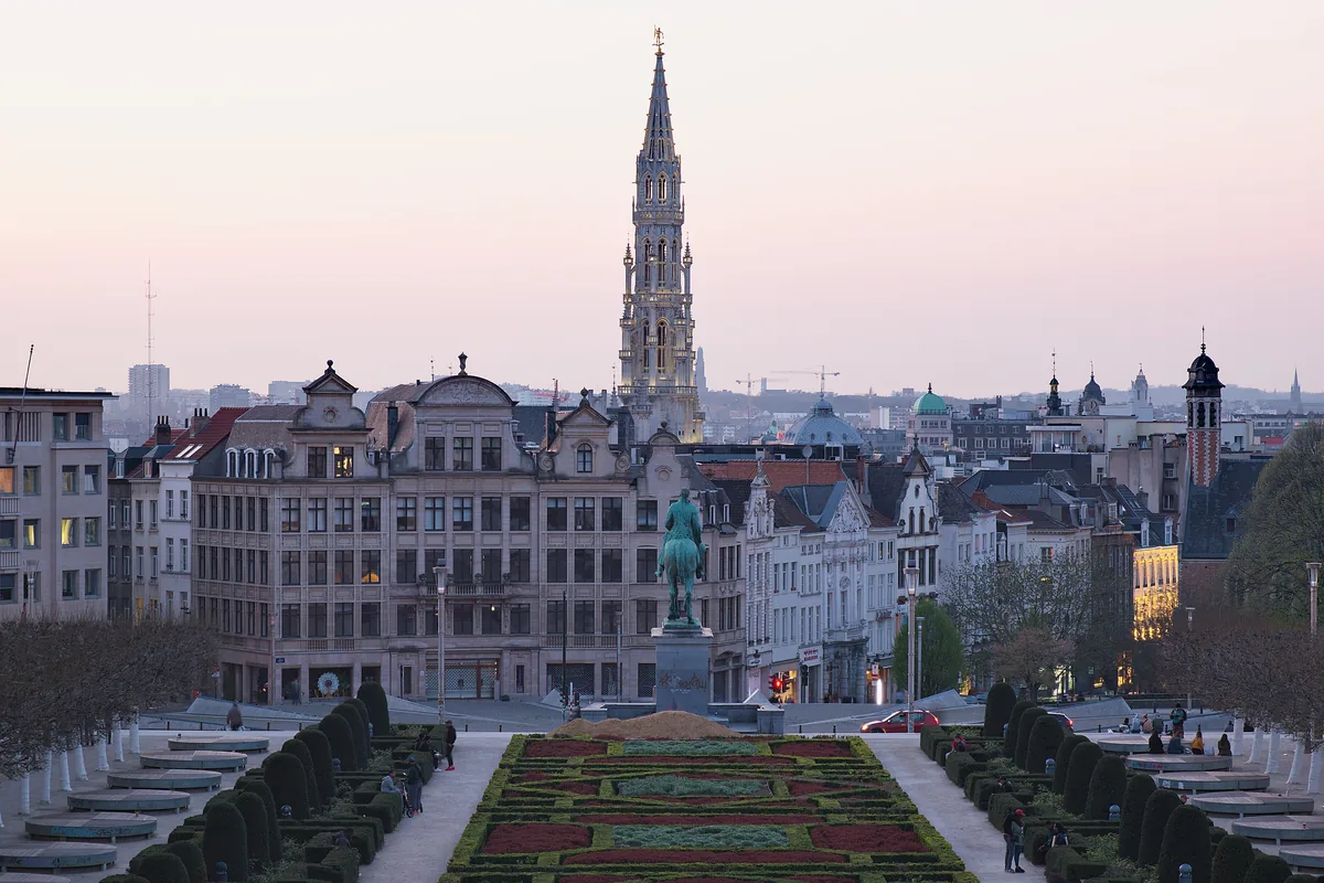 Vue depuis le Mont des Arts vers la tour de l'hôtel de ville de Bruxelles