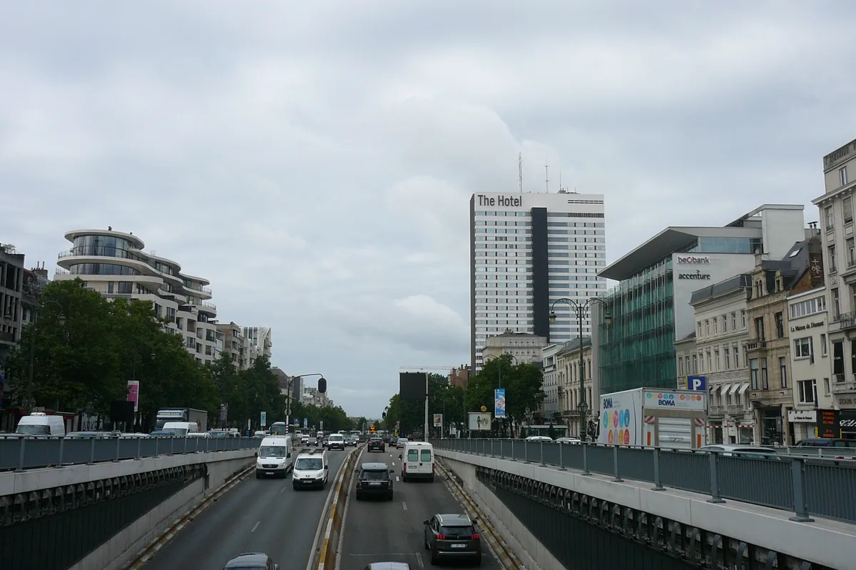 Boulevard de Waterloo et la tour de The Hotel Brussels, à Bruxelles