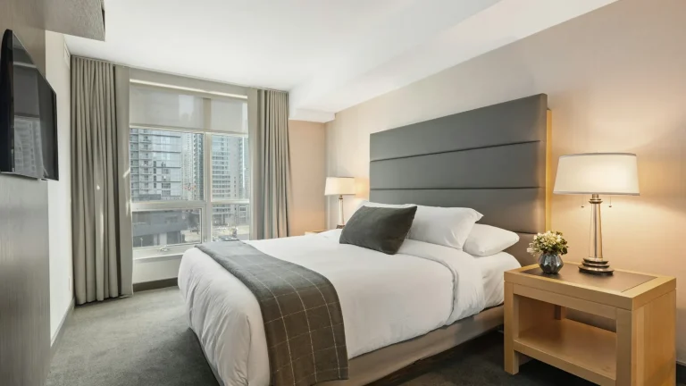 Chambre d'hôtel supérieure avec lit double, bureau et vue sur la ville