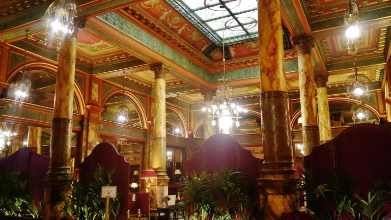 Hall du Café Métropole, à l'hôtel Métropole de Bruxelles, aux colonnes dorées et verrière