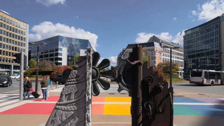 Sculpture et immeubles de verre sur une place du quartier européen de Bruxelles