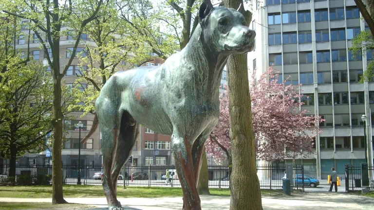 Statue en bronze d'un chien dans le parc du Cinquantenaire à Bruxelles