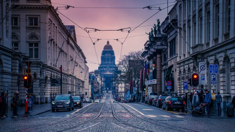 La rue de la Régence à Bruxelles, tramway et palais de justice au fond