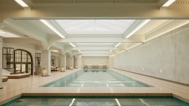 Longue piscine intérieure d'hôtel sous un plafond lumineux