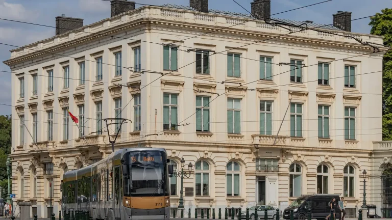 Un tramway STIB passe devant le musée BELvue, place Royale à Bruxelles