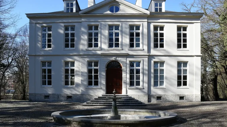 Le château Malou entouré d'arbres à Woluwe-Saint-Lambert, en périphérie de Bruxelles