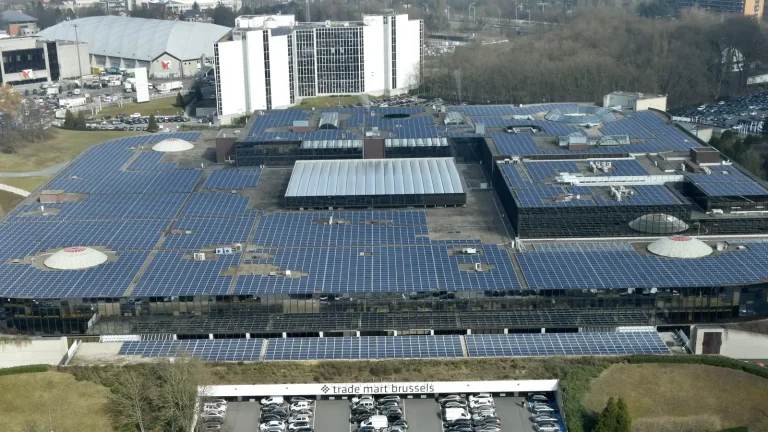 Toiture couverte de panneaux solaires du Trade Mart de Bruxelles vue d'en haut