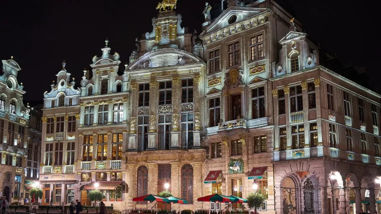 Maisons des corporations de la Grand-Place de Bruxelles éclairées le soir