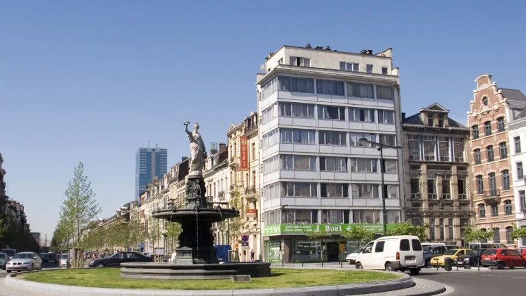 La place Rouppe et sa fontaine sous un ciel bleu à Bruxelles