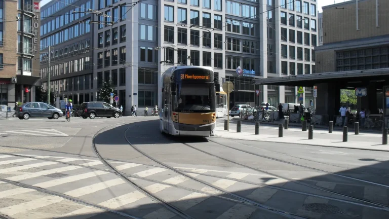 Un tramway STIB croise un immeuble de bureaux près de la gare du Midi à Bruxelles