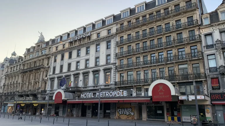 Façade de l'hôtel Métropole, place de Brouckère à Bruxelles, sous un ciel dégagé