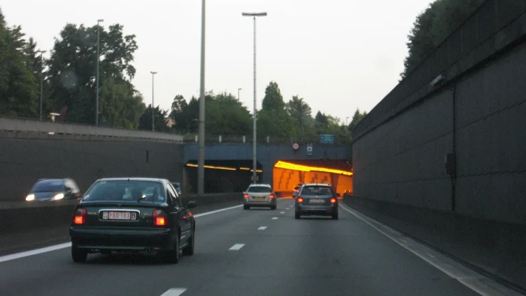 Des voitures entrent dans un tunnel routier à Bruxelles