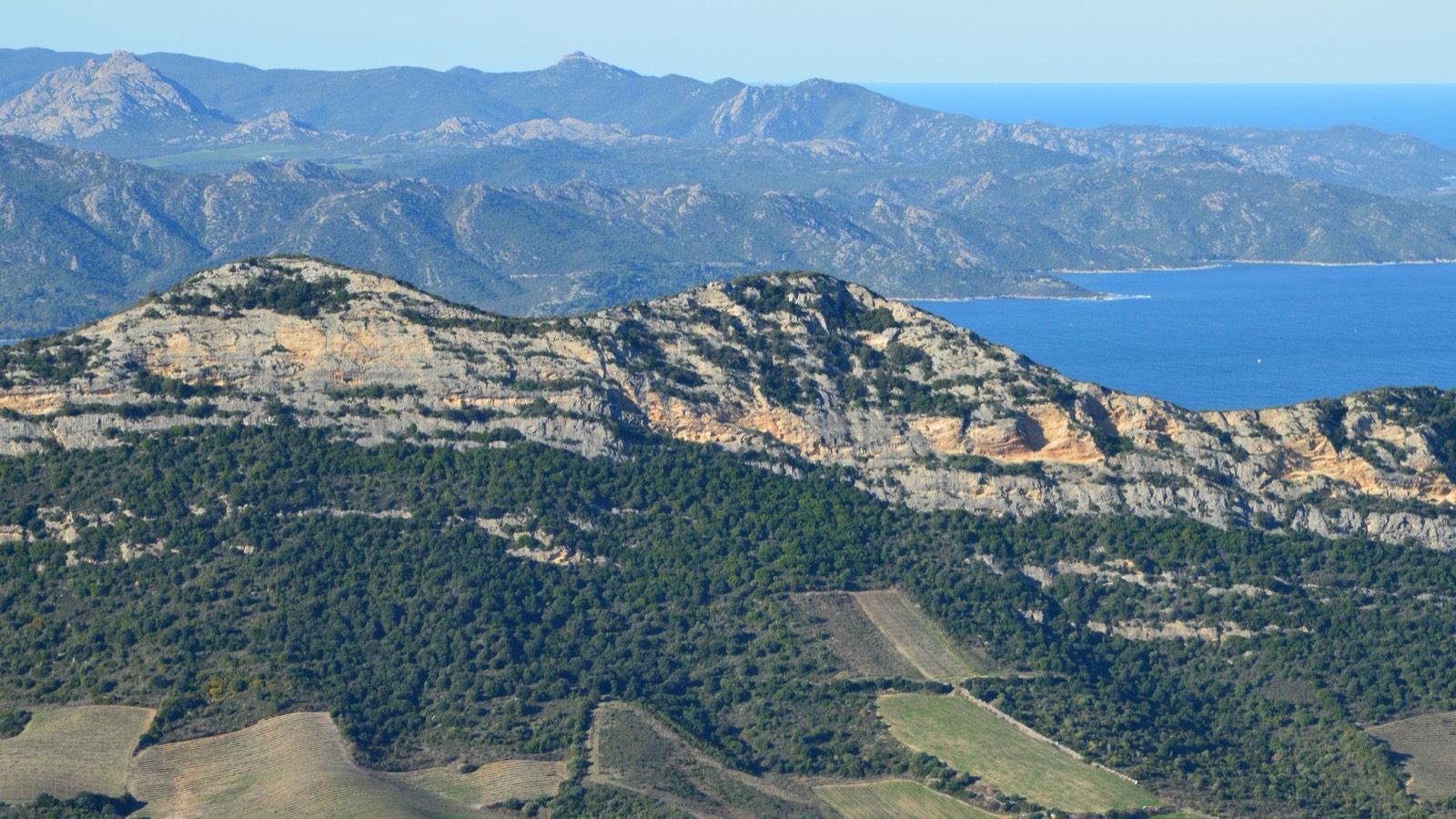 Côte méditerranéenne vue depuis un point de vue en hauteur, avec la montagne en arrière-plan