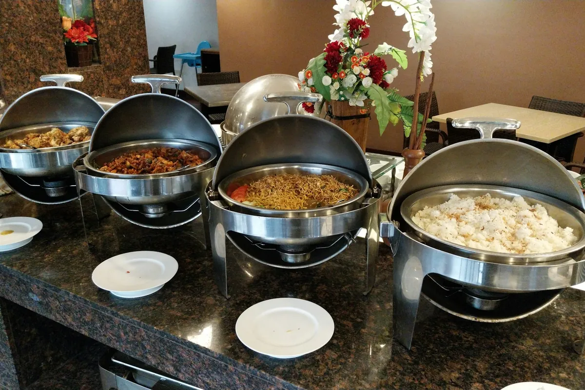 Plats chauds en bain-marie sur un buffet de petit-déjeuner