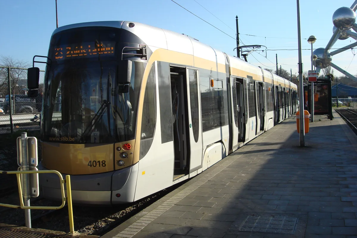 Un tramway STIB arrêté près de l'Atomium au Heysel