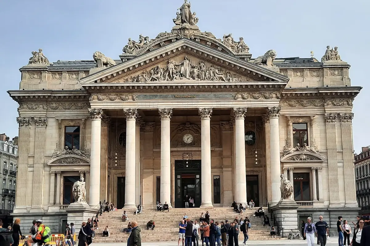 La façade de la Bourse de Bruxelles et son parvis piétonnier
