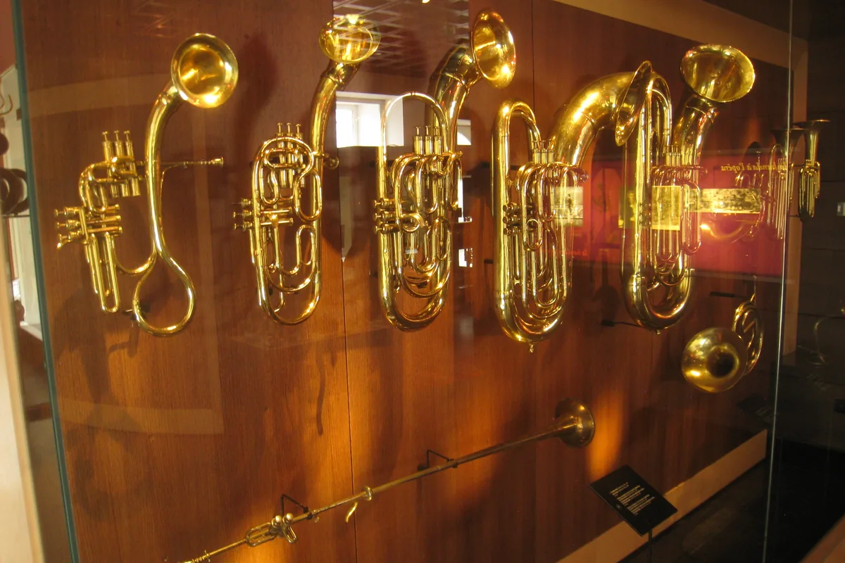 Instruments à vent en cuivre exposés au Musée des instruments de musique de Bruxelles