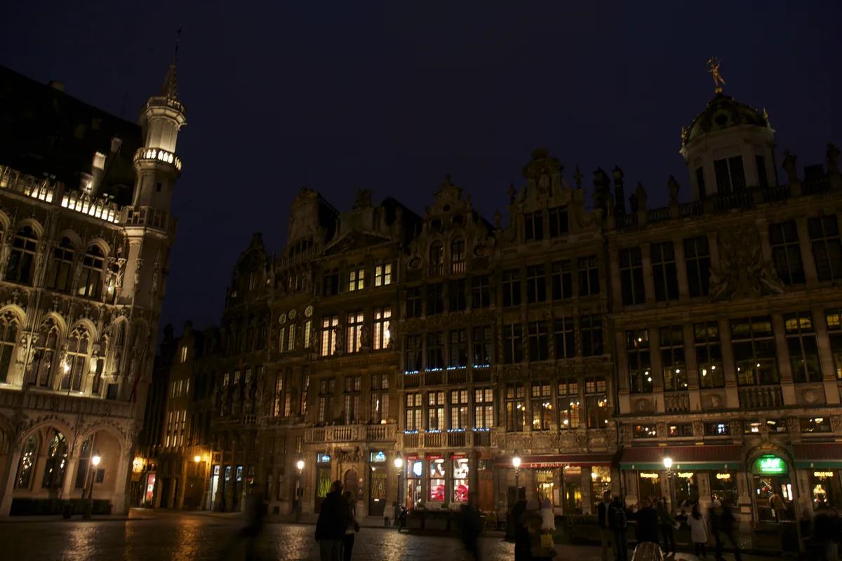 La Grand-Place illuminée de nuit avec ses maisons des corporations