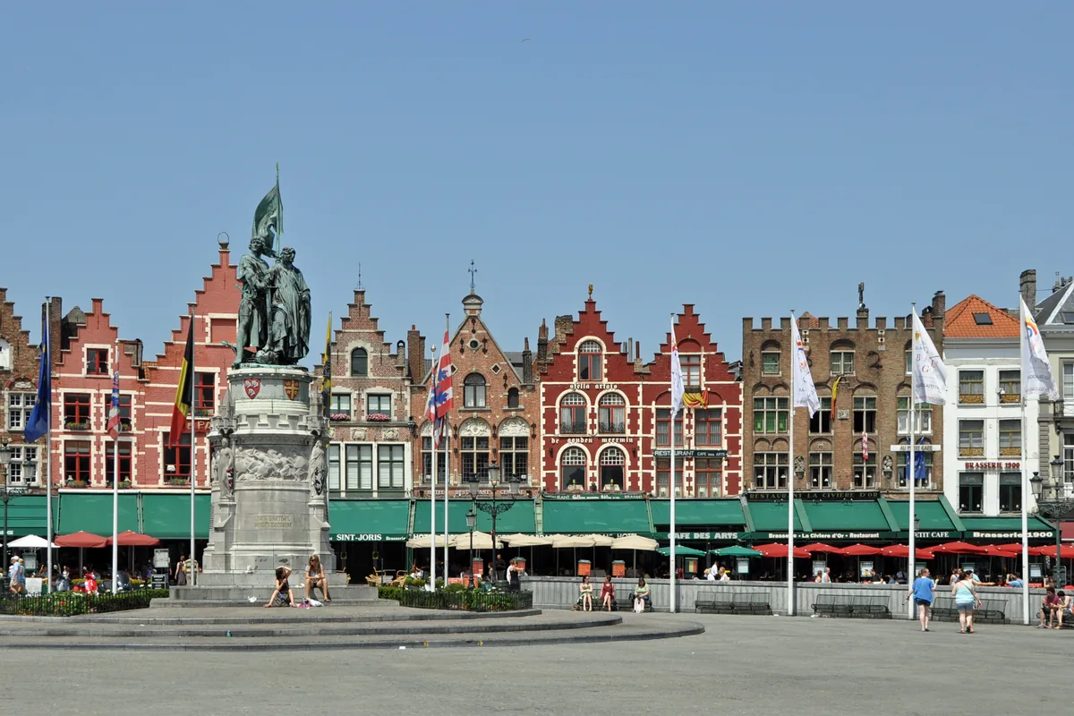 La Grand-Place (Markt) de Bruges, ses façades à pignons et la statue centrale