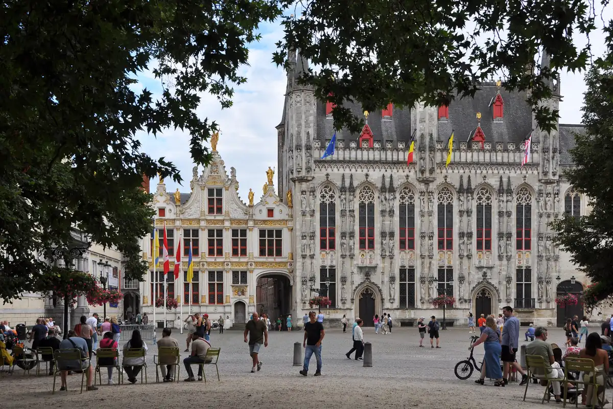 La place du Burg à Bruges avec l'hôtel de ville gothique