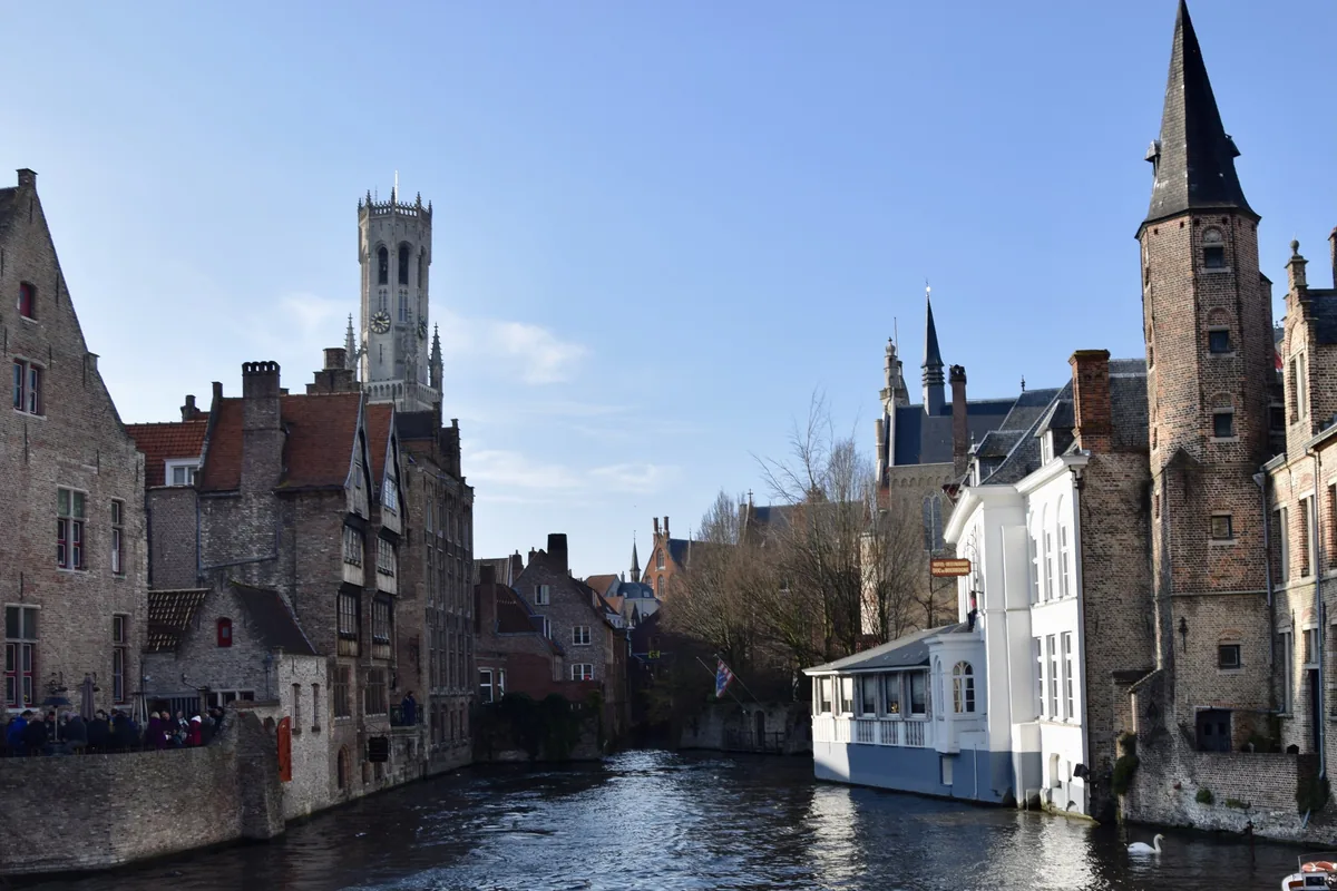 Canal de Bruges au Rozenhoedkaai, avec le beffroi en arrière-plan