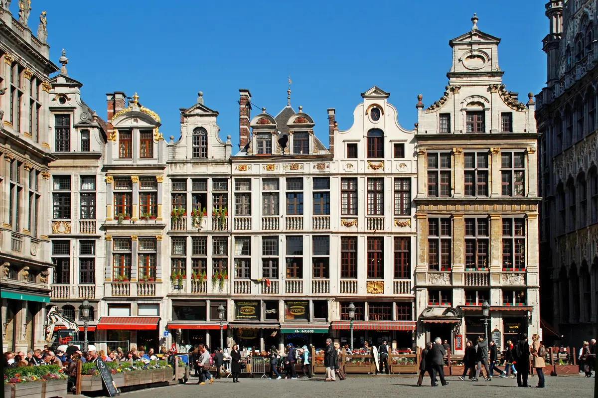 Façades dorées des maisons de corporations sur la Grand-Place de Bruxelles