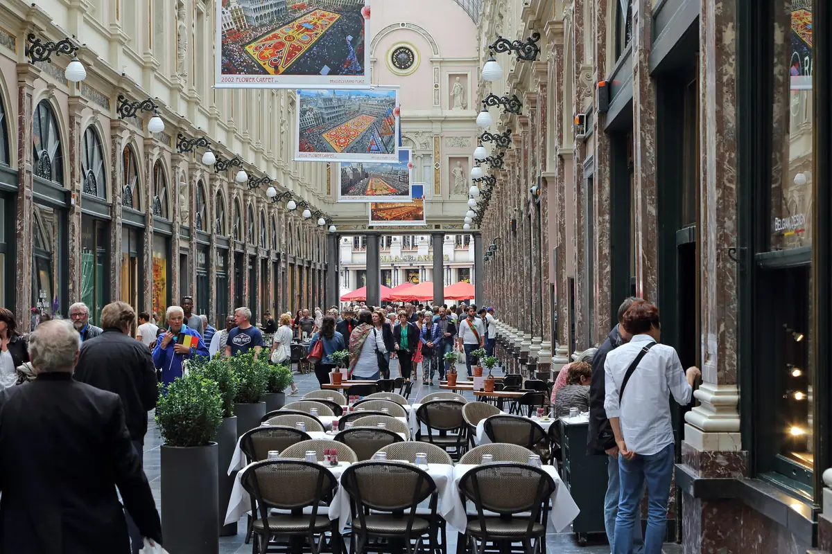 Terrasses de café sous la verrière des Galeries Royales Saint-Hubert à Bruxelles