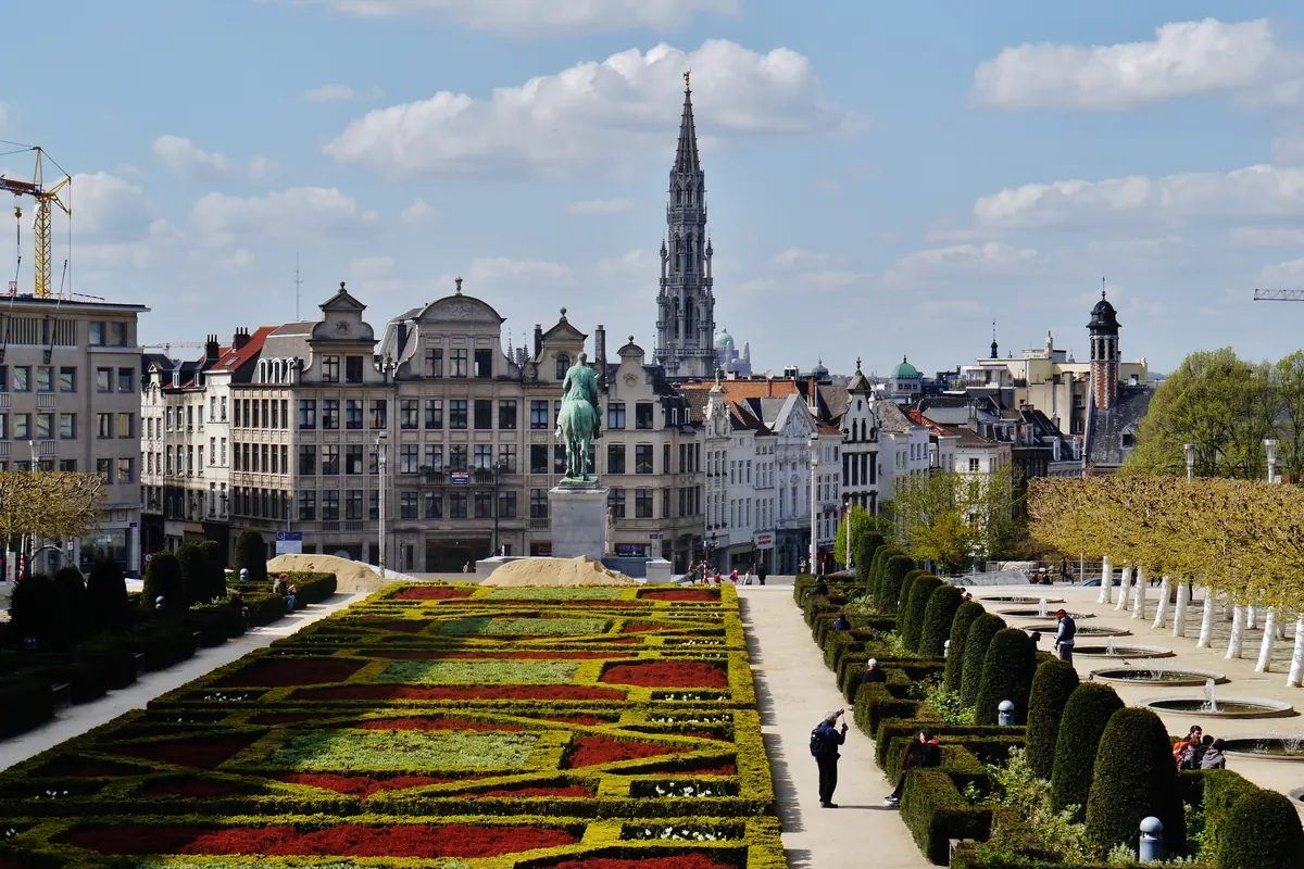Jardin du Mont des Arts à Bruxelles, avec la flèche de l'hôtel de ville au loin