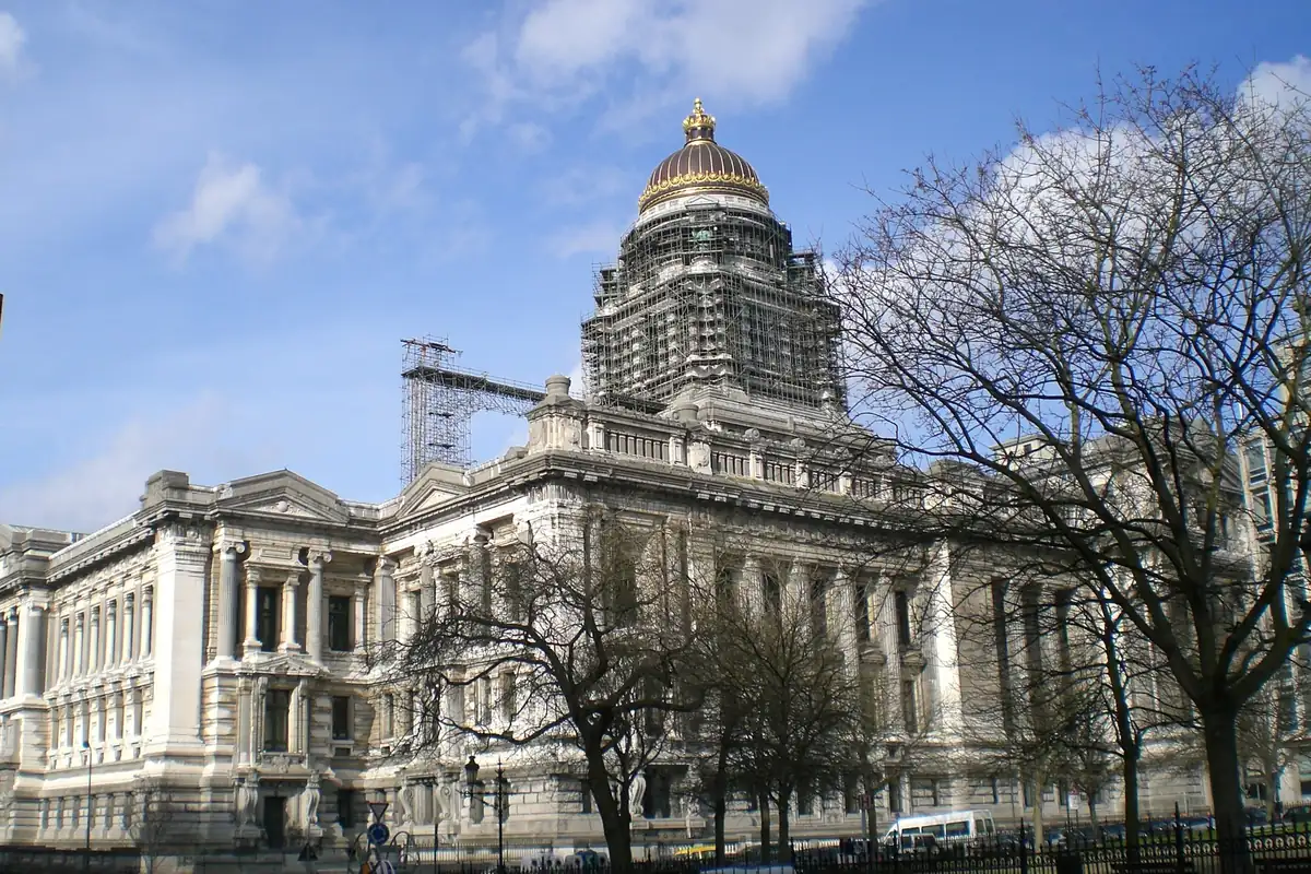 Le Palais de Justice de Bruxelles, au-dessus du quartier des Marolles