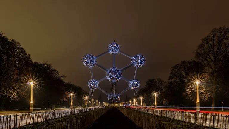 L'Atomium illuminé de nuit au bout de l'allée du Heysel à Bruxelles