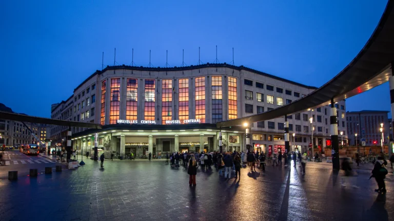 La gare de Bruxelles-Central à l'heure bleue, façade éclairée