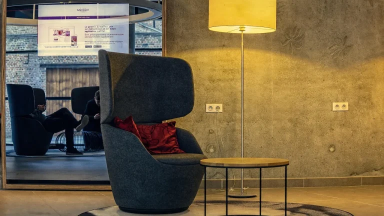 Fauteuil et lampadaire dans un salon d'hôtel moderne