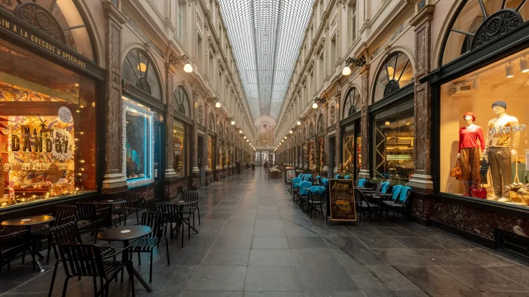 Galeries Royales Saint-Hubert à Bruxelles, vitrines et terrasses sous la verrière