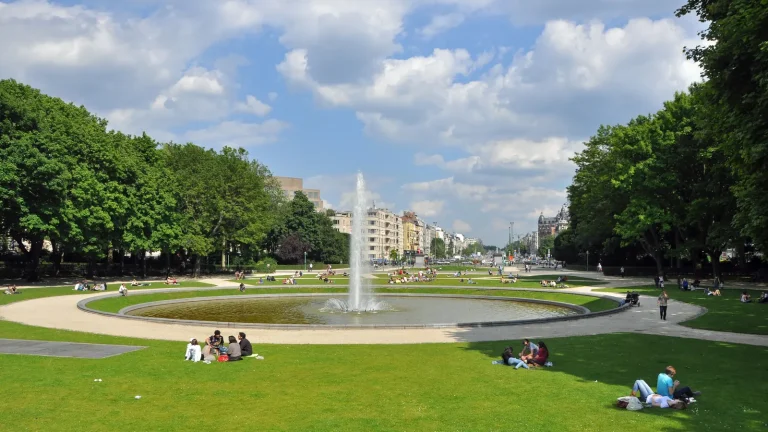 Pelouse et bassin du parc du Cinquantenaire à Bruxelles en été