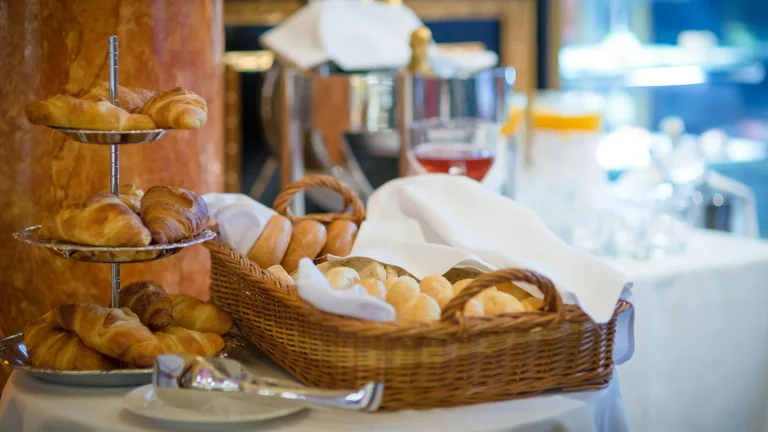 Corbeille de viennoiseries sur un buffet de petit-déjeuner d'hôtel