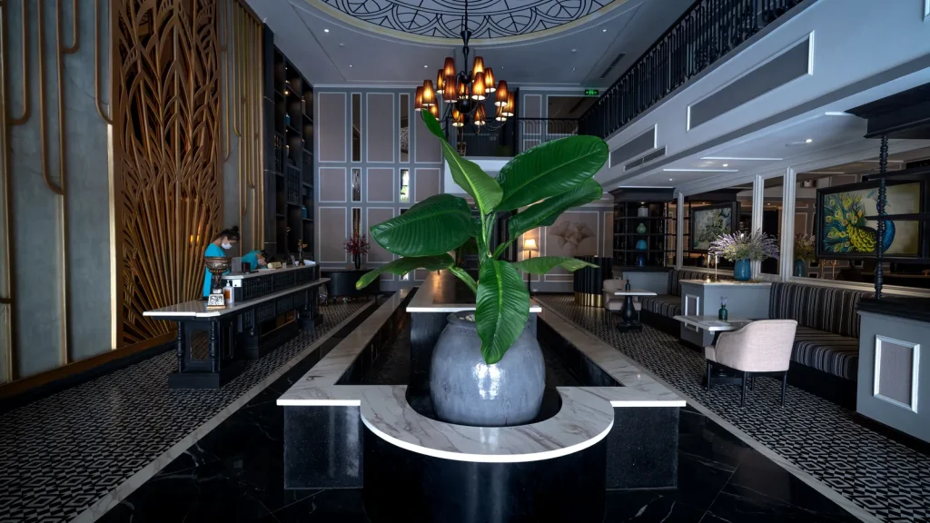 Hall d'hôtel moderne avec grande plante et comptoir d'accueil