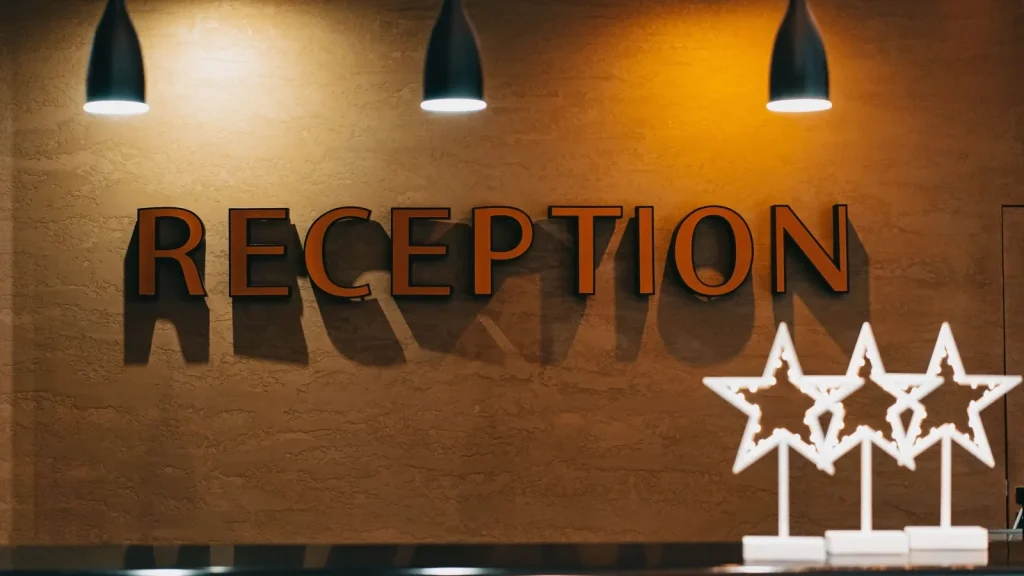 Comptoir de réception d'hôtel avec lettres en relief et trois étoiles