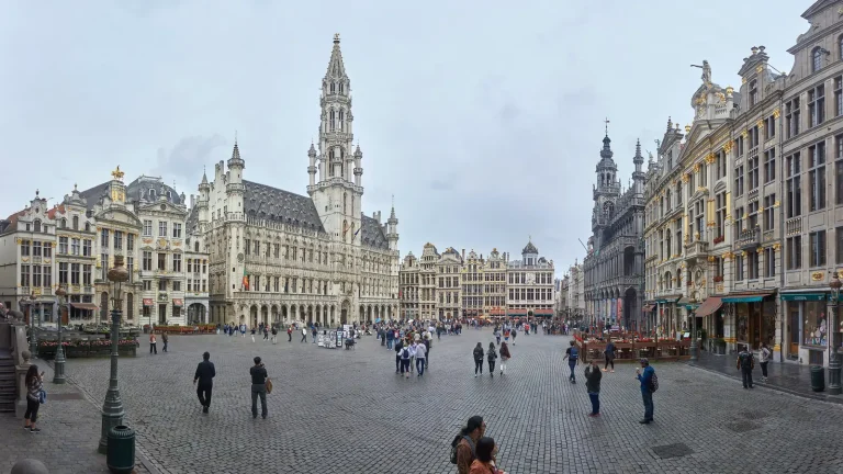 La Grand-Place de Bruxelles vue en journée depuis le coin de la place
