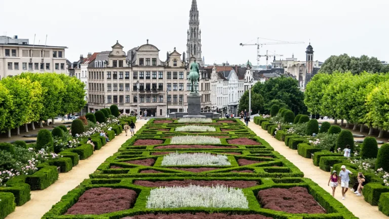 Jardin du Mont des Arts et flèche de l'hôtel de ville vus depuis le haut de Bruxelles