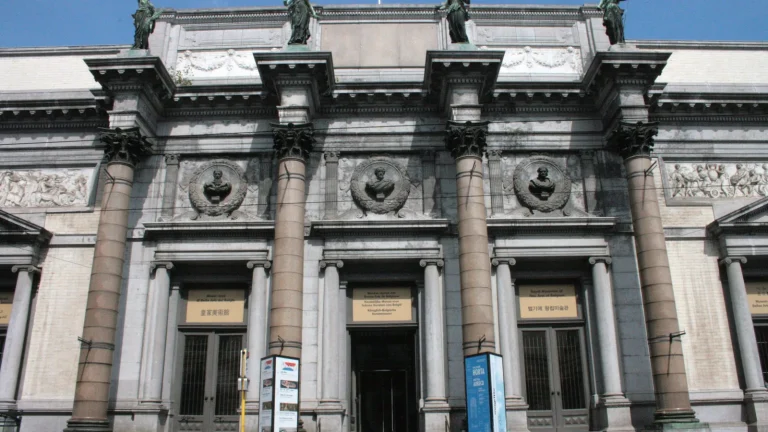 Façade néoclassique des Musées royaux des Beaux-Arts de Belgique à Bruxelles
