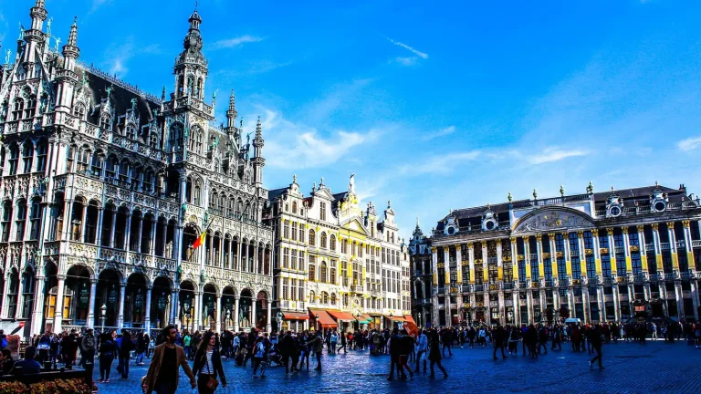 La Grand-Place de Bruxelles sous un ciel bleu, à deux pas du Warwick