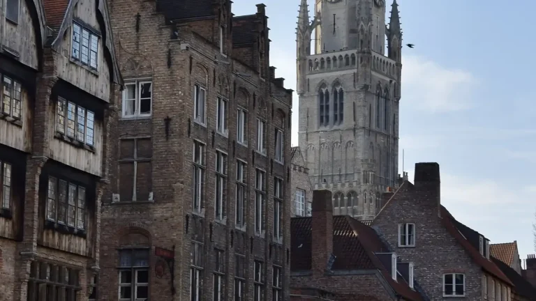 Le quai du Rosaire et le beffroi de Bruges au bord du canal
