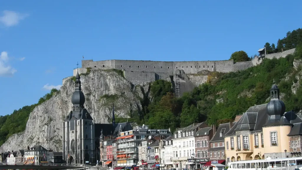La collégiale de Dinant et la citadelle au-dessus de la Meuse