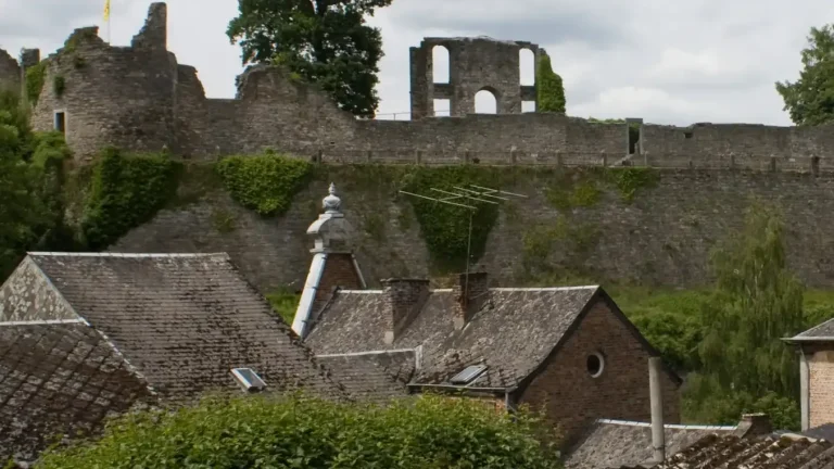 Le château comtal de Rochefort dominant les toits du village, en Ardenne