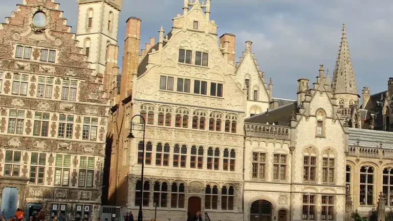 Les maisons de corporations de la Graslei au bord de la Lys à Gand